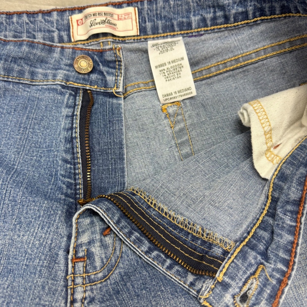 Levi Strauss Signature Stretch Mid Rise Bootcut Jeans Light Wash Size 16 Misses - Picture 7 of 13